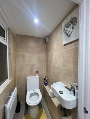 Private Rooms with shared living room in Kent with Parking